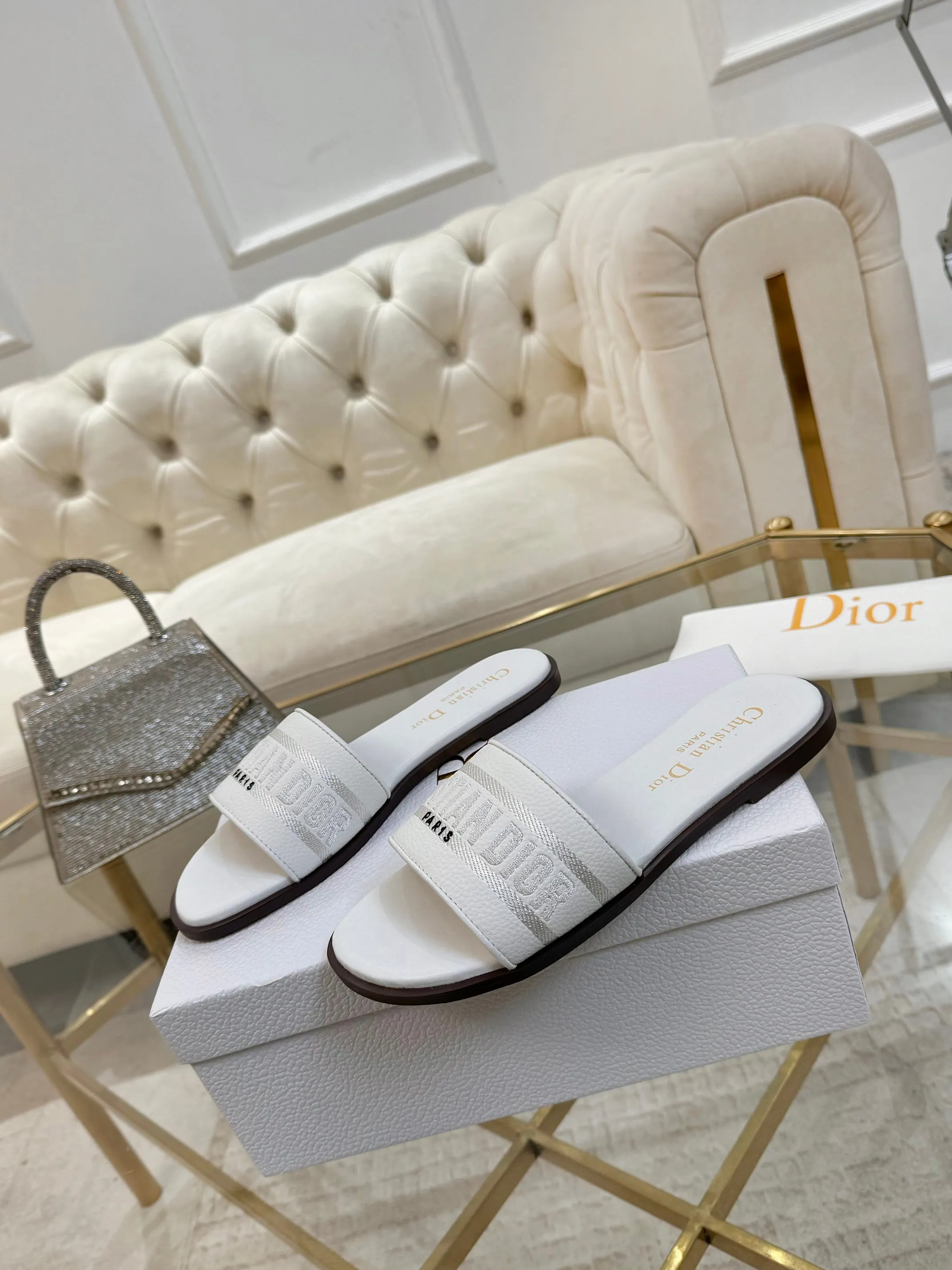 👟👟Ex-factory price 340👟👟 Genuine leather sole +40 Dior new style cowhide surface, sheepskin lining + embroidery process, 5 colors optional, code size 35-42, rubber sole, genuine leather sole +40
